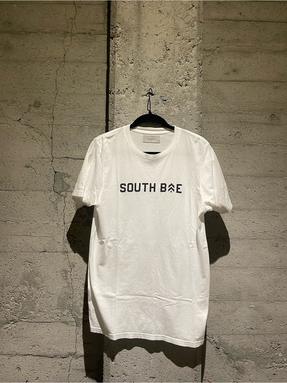 BARRYS BOOTCAMP “SOUTH BAE” (LA) WHITE TEE SHIRT SIZE: SMALL NWOT 🏷️
